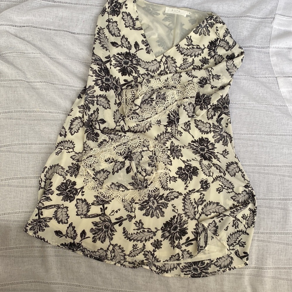 NWOT ASTR The Label mini dress with v-neck and statement sleeves. - Picture 13 of 16